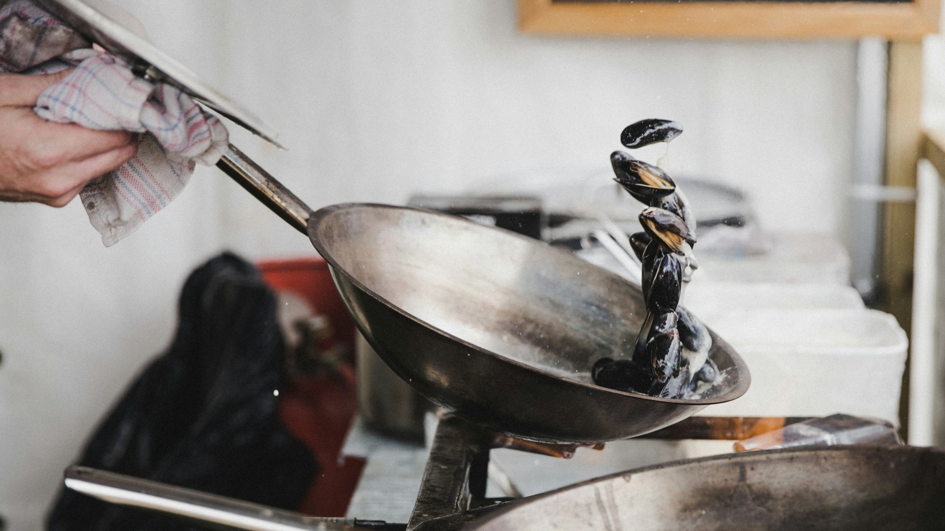 Mosselen koken in pan na mosselen schoonmaken voor een schoon en gelijkmatig resultaat